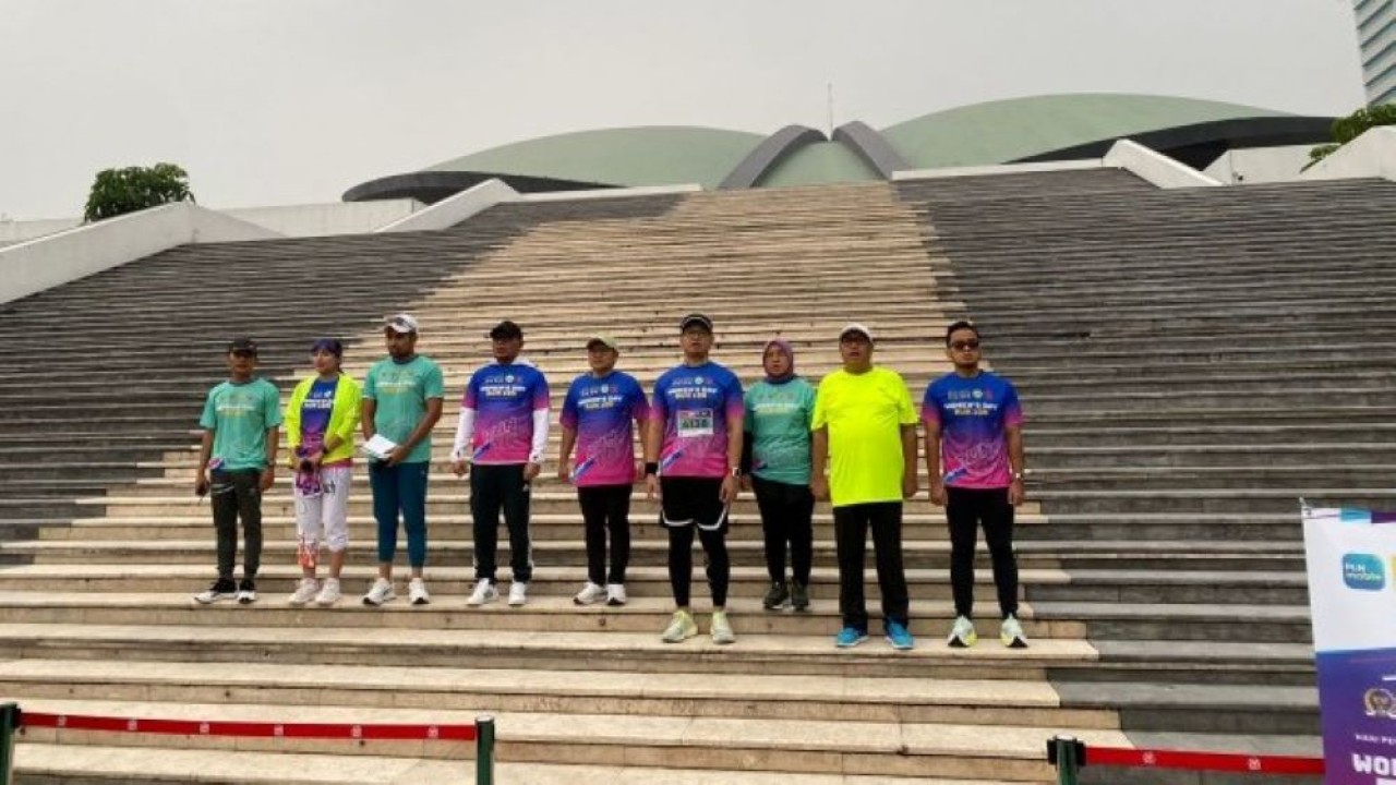 Anggota DPR RI Siti Mukaromah pada foto bersama usai acara Women’s Day Run yang di laksanakan di Kompleks DPR RI, Senayan, Jakarta, Minggu (12/3/2023). (Geraldi/nr)