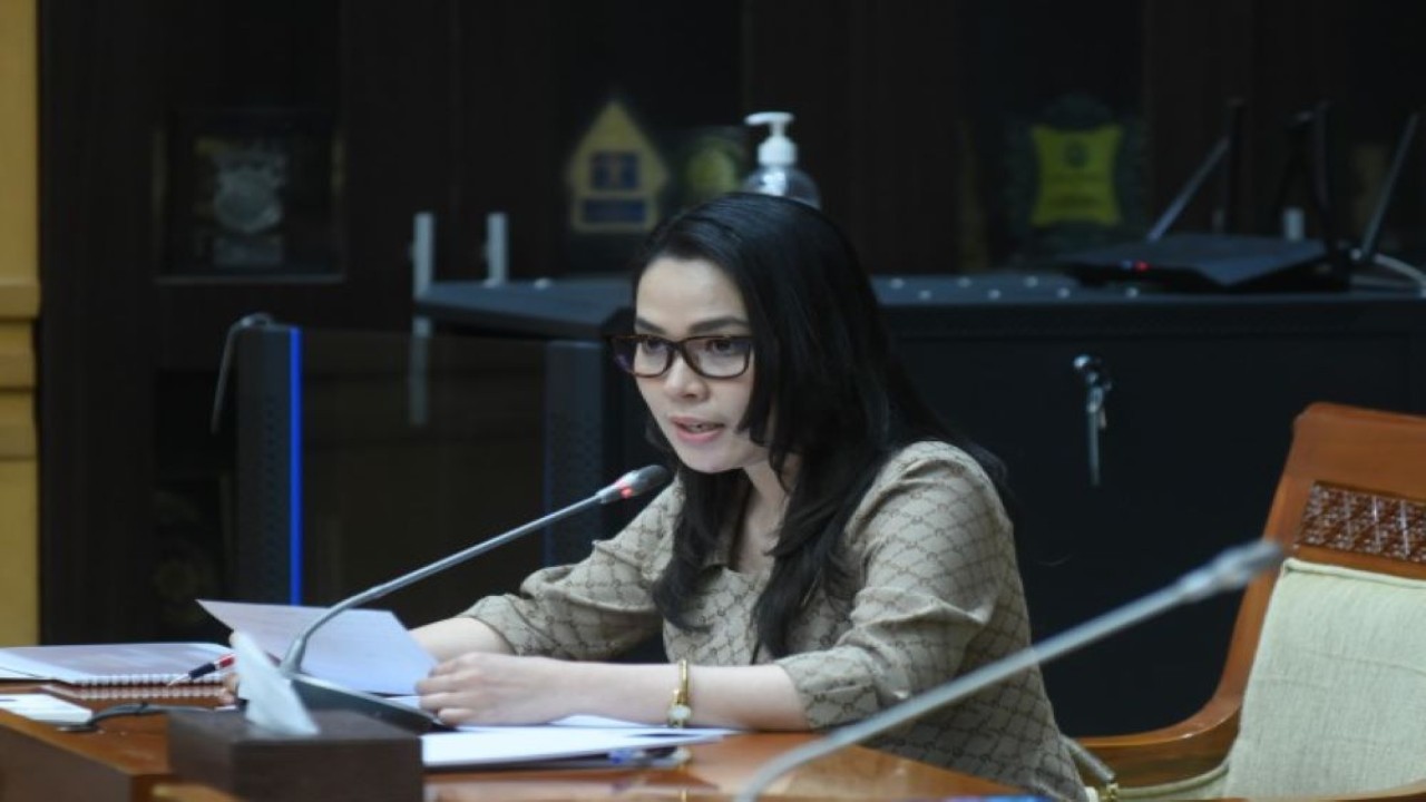 Anggota Komisi III DPR RI Siti Nurizka Puteri Jaya dalam Rapat Dengar Pendapat Umum (RDPU) Komisi III DPR RI dengan Komite Koordinasi Nasional Pencegahan dan Pemberantasan TPPU, di Gedung Nusantara II, Senayan, Jakarta, Rabu (30/3/2023). (Jaka/Man)