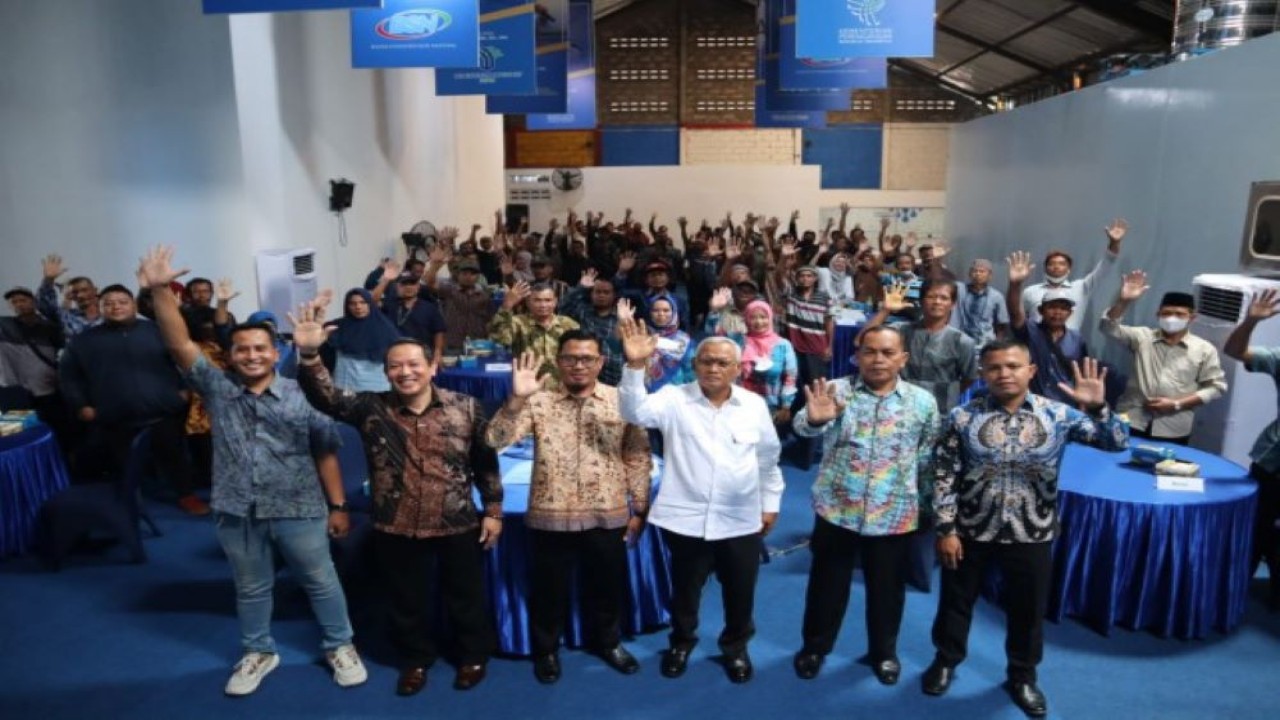 Anggota Komisi VI DPR RI Subardi dalam foto bersama usai mengikuti diskusi bertajuk 'Sektor Konstruksi Membangun Negeri Membangun Masyarakat', di Gedung Auditorium Kawasan Godean, Gamping, Sleman, Provinsi DIY, Selasa (7/3/2023). (Ist/nr)