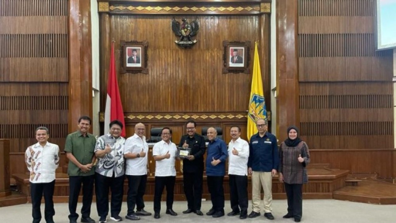 Ketua Komisi VII DPR RI Sugeng Suparwoto saat bertukar cenderamata usai memimpin Kunjungan Kerja Spesifik (Kunspik) Komisi VII DPR RI ke Kantor Gubernur Bali, Jumat (17/3/22). (Bunga/nr)