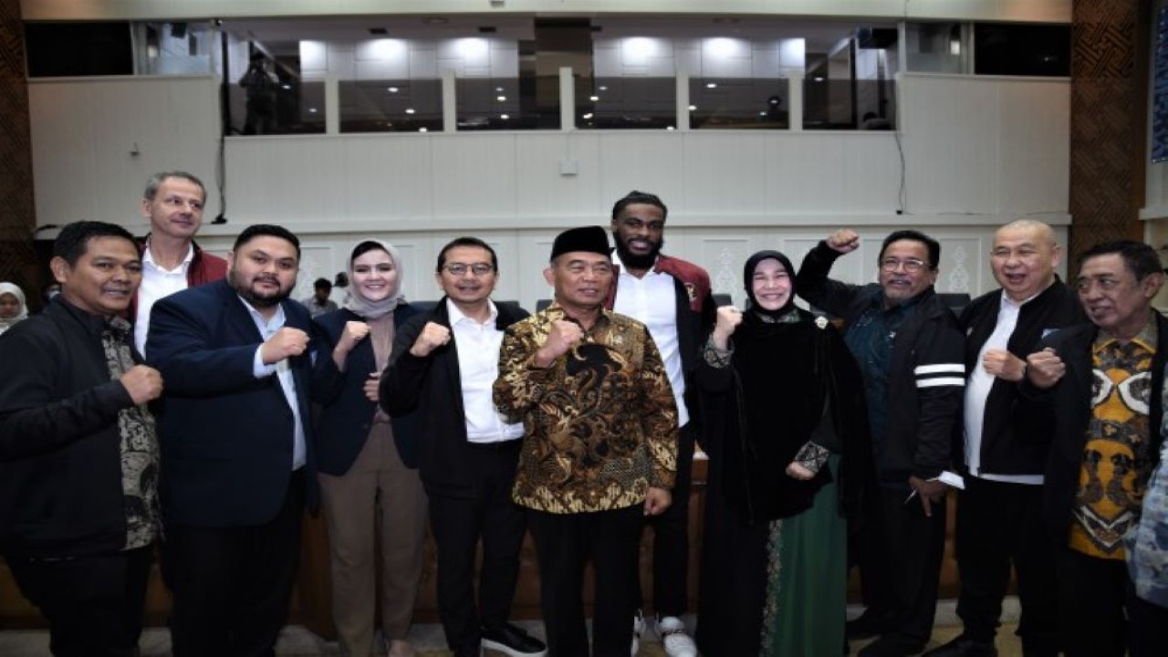 Ketua Komisi X DPR RI Syaiful Huda foto bersama usai Rapat Kerja Komisi X DPR RI dengan Plt. Menteri Pemuda dan Olahraga Muhadjir Effendy di Gedung Nusantara I, Senayan, Jakarta, Senin (20/3/2023). (Ger/Man)