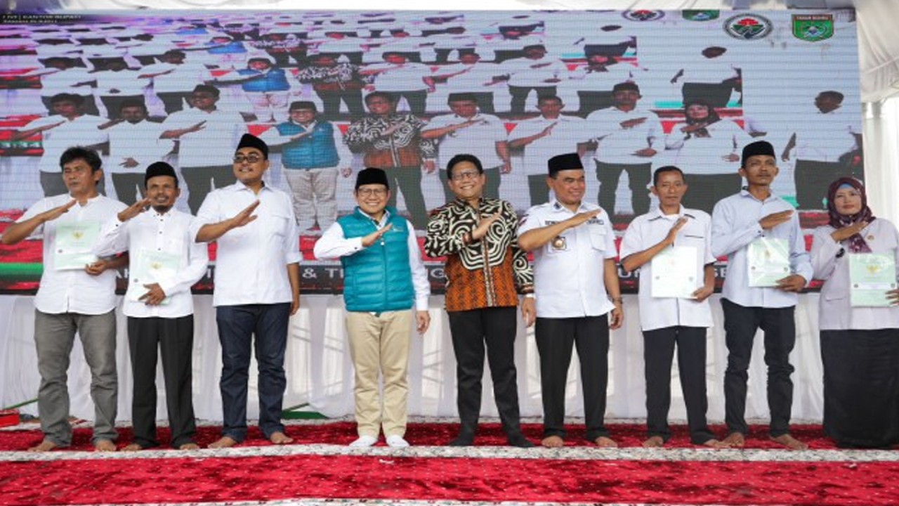 Wakil Ketua DPR RI Koordinator Bidang Kesejahteraan Rakyat Abdul Muhaimin Iskandar menyerahkan sertifikat hak milik tanah bagi 11.473 warga Transmigrasi di Kabupaten Tanah Bumbu, Kalimantan Selatan di halaman kantor Bupati, Rabu ini, (15/3/2023). Foto: Ist/Man