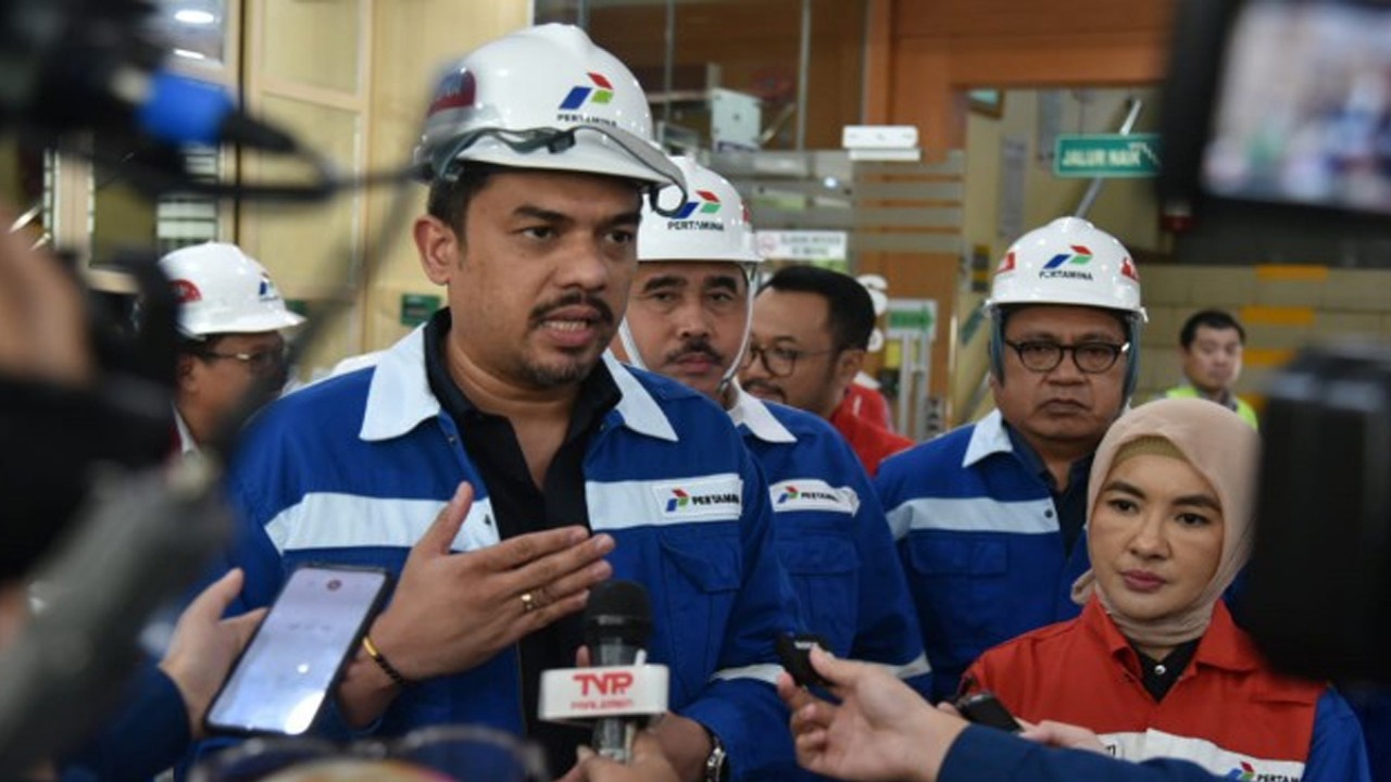 Wakil Ketua Komisi VII DPR RI Maman Abdurahman saat diwawancarai usai meninjau Depo Pertamina Plumpang, Jakarta Utara, Selasa (7/3/2023). Foto: Oji/nr