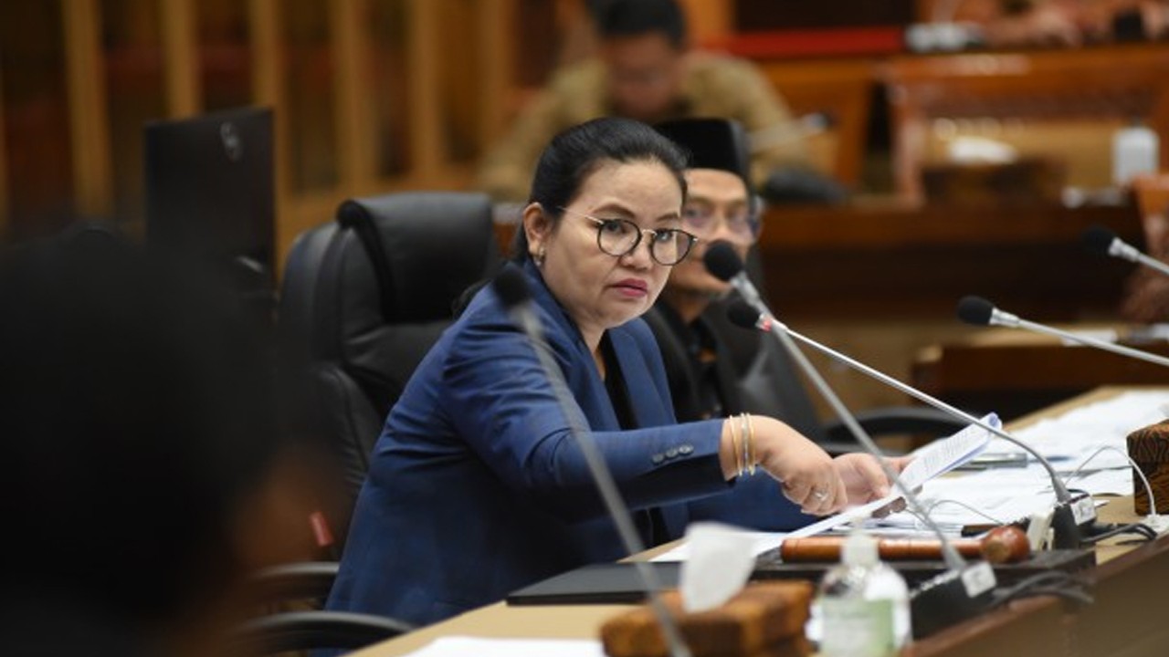 Wakil Ketua Komisi X DPR RI Agustina Wilujeng Pramestuti saat membuka Rapat Dengar Pendapat (RDP) Panja RUU Kepariwisataan Komisi X DPR RI dengan sejumlah pejabat pemerintah daerah di Gedung Nusantara I, Senayan. Foto: Devi/rni