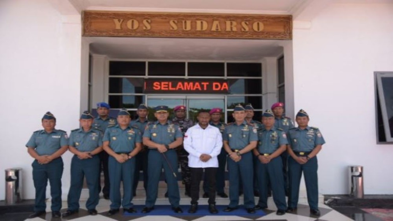 Anggota Komisi I DPR RI Yan Permenas Mandenas dalam foto bersama usai kunjungan di Kabupaten Merauke, Provinsi Papua Selatan, Rabu (1/3/2022). (Chasbi/nr)