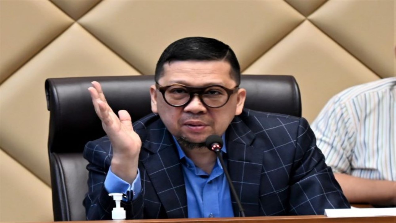 Ketua Komisi II DPR RI Ahmad Doli Kurnia saat membacakan kesimpulan Rapat Dengar Pendapat Komisi II dengan Kepala Otorita IKN di Gedung Nusantara II, di Jakarta, Senin (3/4/2023). (Tari/Man)