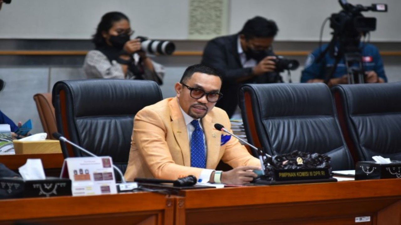 Wakil Ketua Komisi III DPR RI Ahmad Sahroni saat memimpin Rapat Dengar Pendapat (RDP) Komisi III DPR RI di Gedung Nusantara II, Senayan, Jakarta, Selasa (11/4/2023). (Kresno/nr)