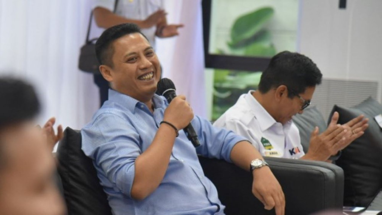 Wakil Ketua Komisi V DPR RI Andi Iwan Darmawan Aras saat memimpin pertemuan tim Kunres Komisi V DPR RI di Bandung, Jawa Barat, Jumat (14/4/2023). (Ria/nr)