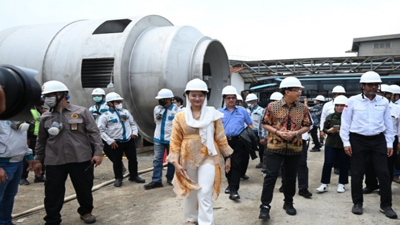 Anggota Komisi VII DPR RI Dyah Roro Esti saat meninjau progres pekerjaan ekspansi PT Smelting, di Gresik, Jawa Timur, Rabu (5/4/2023). Foto : Bianca/Man