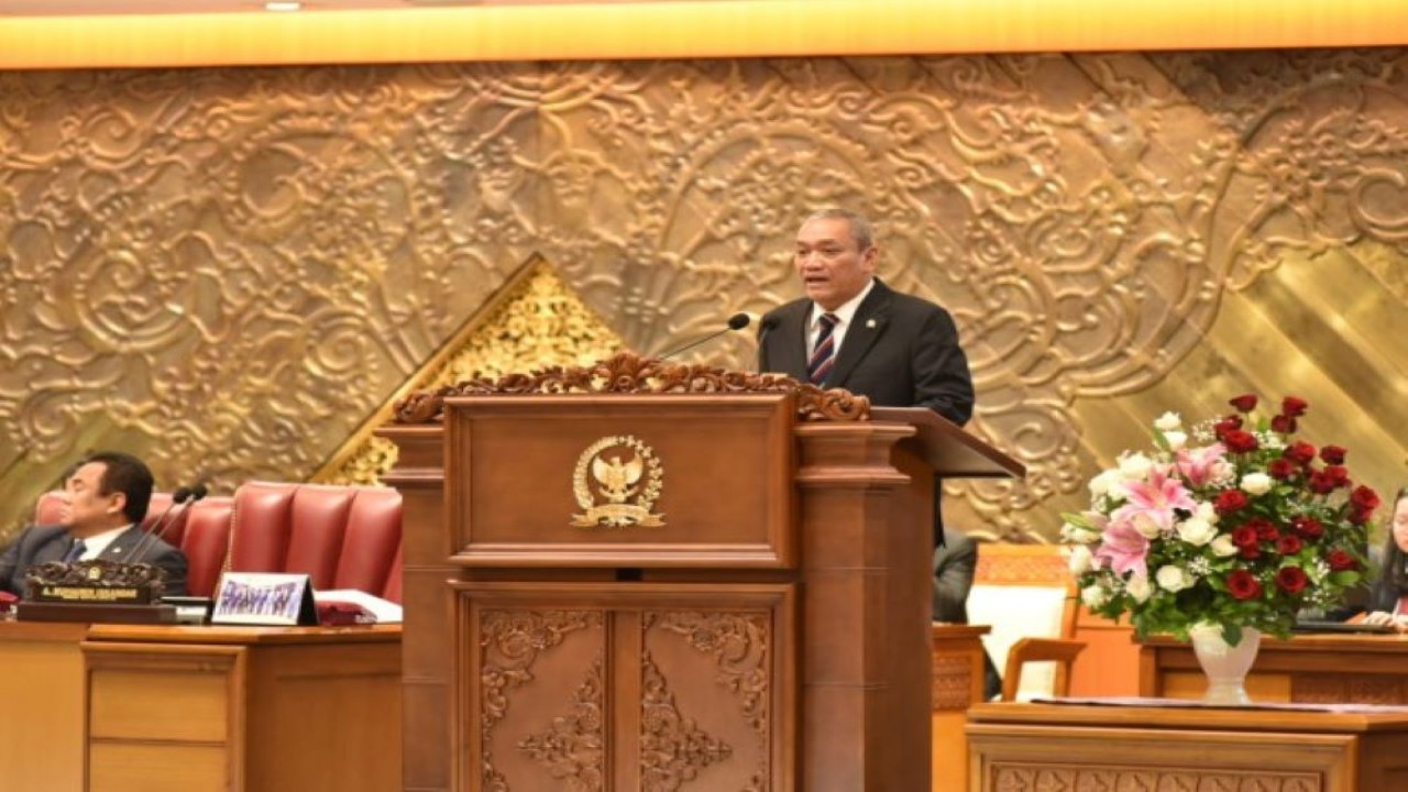 Wakil Ketua Komisi I DPR RI Bambang Kristiono saat membacakan laporan pada Rapat Paripurna DPR RI ke-21 Masa Persidangan IV Tahun Sidang 2022-2023 di Gedung Nusantara II, Senayan, Jakarta, Kamis (13/4/2023). (Oji/nr)