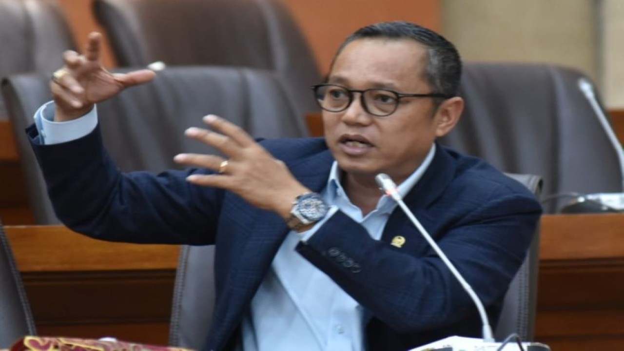 Anggota Komisi VI DPR RI Deddy Yevri Hanteru Sitorus saat mengikuti RDP Komisi VI DPR RI di Gedung Nusantara I, Senayan, Jakarta, Senin (3/4/2023). (Oji/nr)