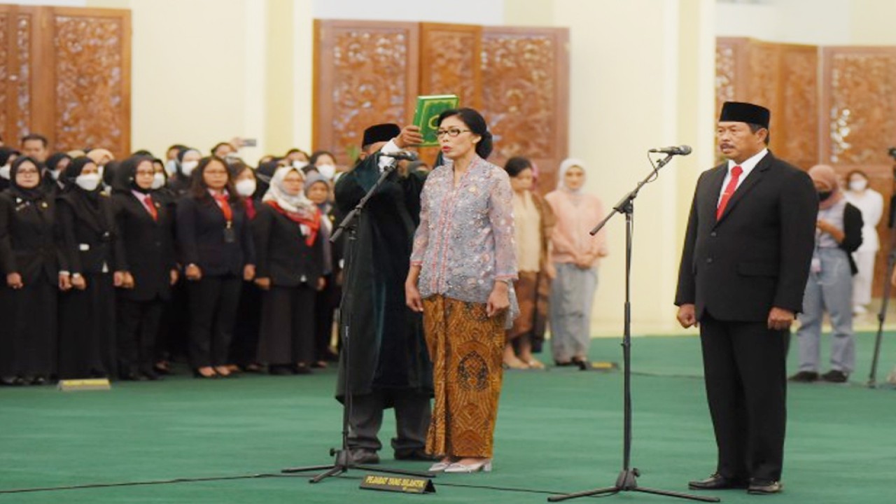 Deputi Persidangan Suprihartini dan Inspektur Utama (Irtama) Nana Sudjana, Sekretariat Jenderal (Setjen) DPR RI dalam agenda pelantikan dan pengambilan sumpah Jabatan Tinggi Madya di Ruang Pustaloka, Gedung Nusantara IV, Senayan, Jakarta, Rabu (5/4/2023). Foto : Runi/Man