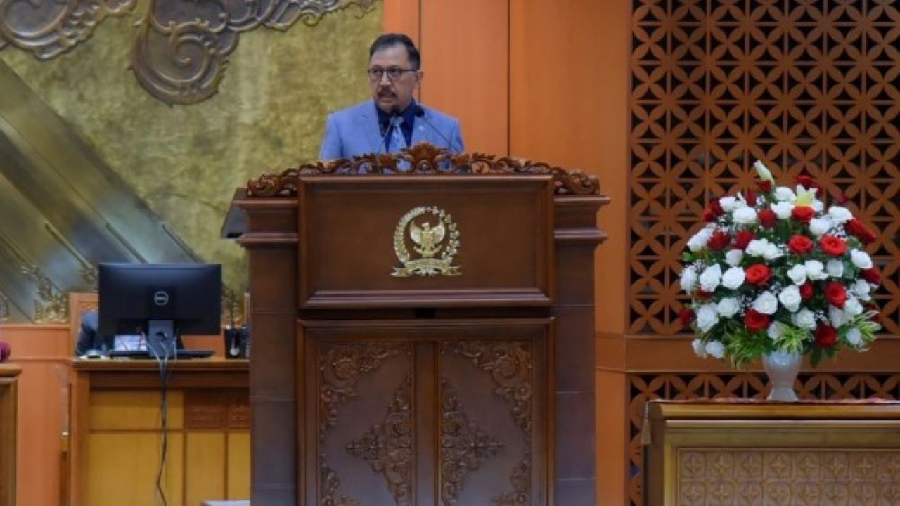 Ketua BURT DPR RI Agung Budi Santoso saat membacakan laporan BURT terkait Rencana Kerja Anggaran (RKA) DPR RI pada Rapat Paripurna DPR RI di Gedung Parlemen, Jakarta, Selasa (4/4/2023). (Runi/Man)