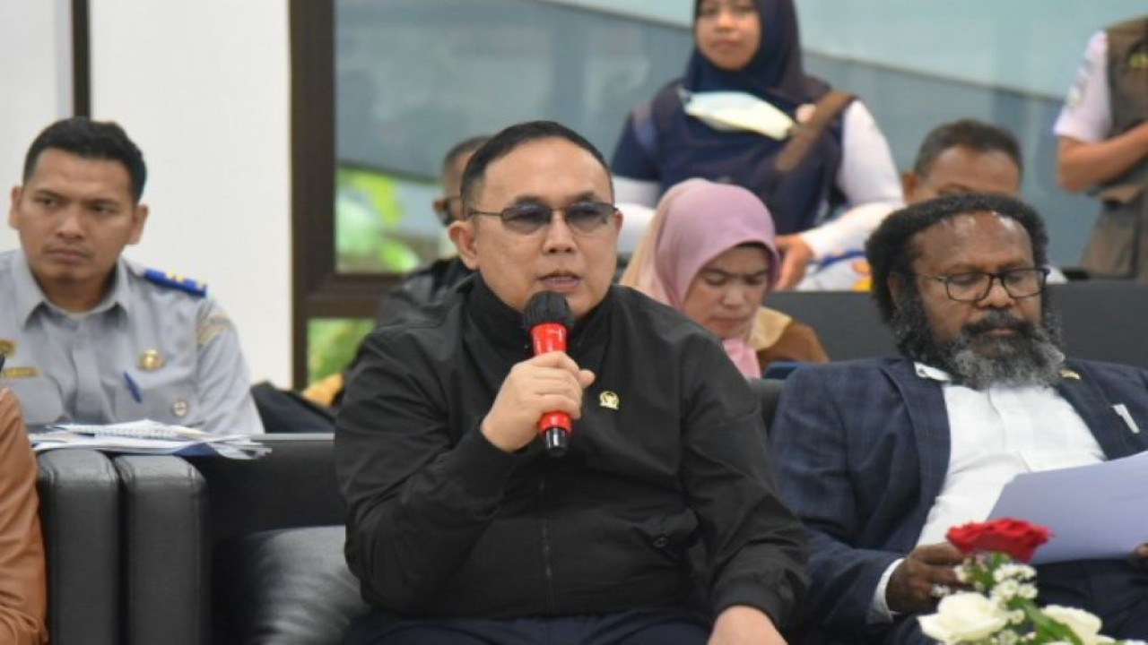 Anggota Komisi V DPR RI Eddy Santana saat mengikuti pertemuanKunjungan Kerja Masa Reses Komisi V dalam rangka meninjau kesiapan infrastruktur mudik di Bandung, Jawa Barat, Jumat (14/4/2023). (Ria/nr)