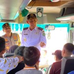 Gubernur Kalbar, Sutarmidji saat menyapa pemudik di dalam Bus Damri (ANTARA/Fiyya)-1681888973