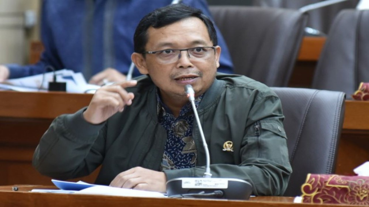 Anggota Komisi VI DPR RI Herman Khaeron dalam Rapat Kerja dengan Wakil Menteri BUMN II Republik Indonesia, terkait Pembahasan terkait PMN untuk Aviata dan IFG (Bahana), di Gedung Nusantara I, Senayan, Jakarta, Rabu (12/4/2023).  (Oji/Man)