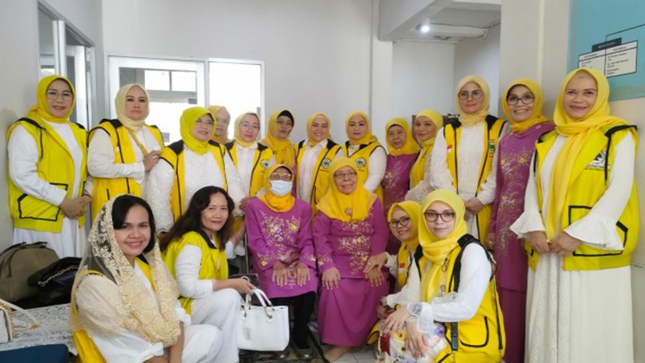 Ikatan Isteri Fraksi Partai Golkar (IIFPG) menggelar bakti sosial, yang pada tahun ini mengambil tempat di sebuah lembaga kesejahteraan sosial, yaitu Yayasan Al-Islah Barokah, di bilangan Menteng, Jakarta Pusat, Rabu (12/4). Foto : Ayu