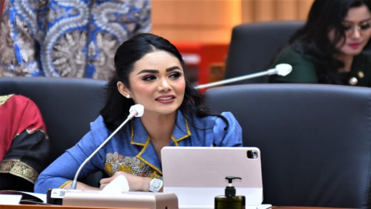 Anggota Komisi IX DPR RI Krisdayanti dalam Rapat Kerja Komisi IX  bersama Menteri Ketenagakerjaan Ida Fauziyah di Gedung DPR RI, Senayan, Jakarta, Senin (3/4/2023). (Eno/Man)