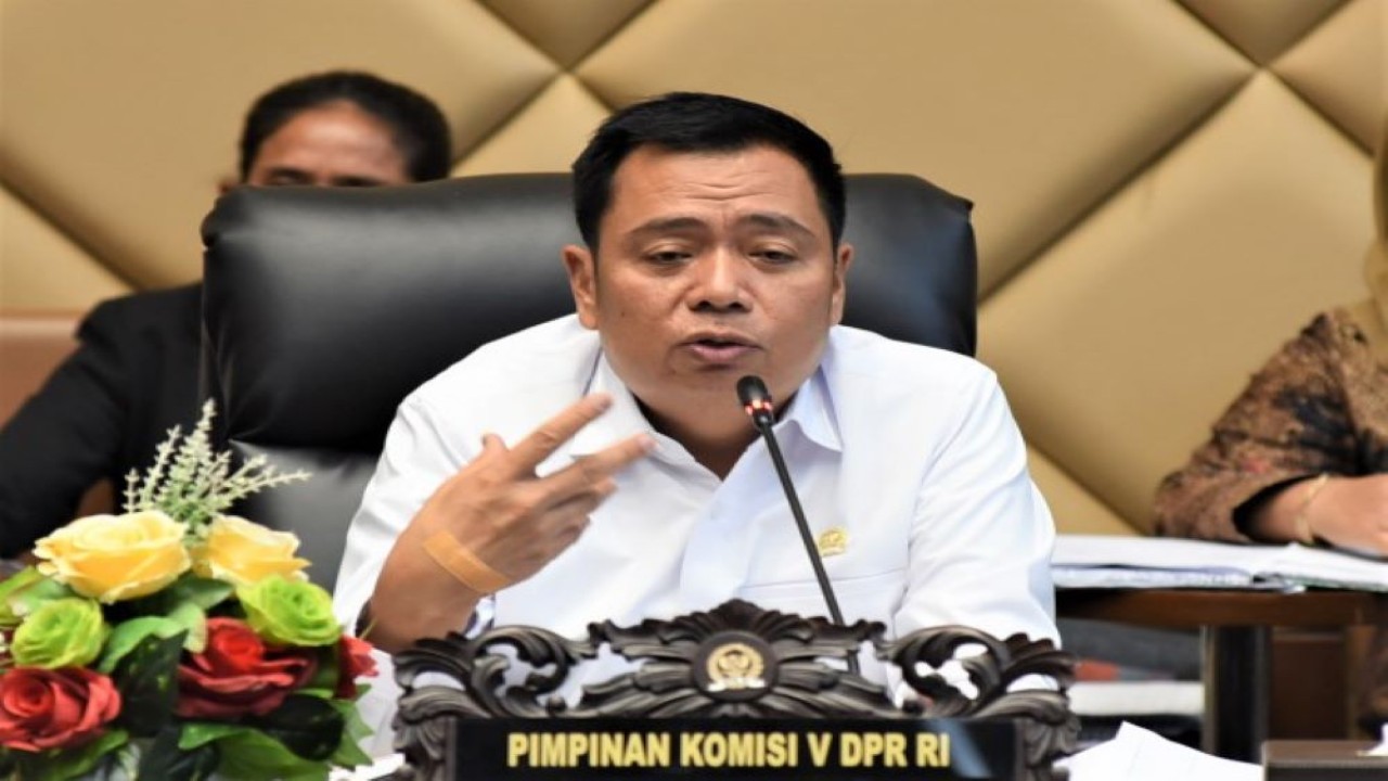 Ketua Komisi V DPR RI Lasarus saat memimpin Rapat Kerja Komisi V DPR RI dengan Menhub Budi Karya Sumadi, Menteri PUPR Basuki Hadimuljono dengan agenda pembahasan kesiapan infrastruktur dan transportasi mudik Lebaran 2023 di Gedung Nusantara DPR RI, Senayan, Jakarta, Selasa (4/4/2023). (Arief/Man)