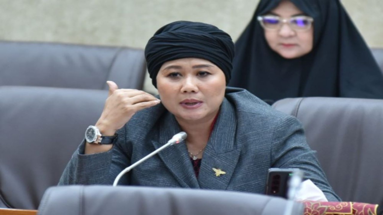 Anggota Komisi VI DPR RI Luluk Nur Hamidah dalam RDP dengan Direktur Utama BUMN Pangan dan Perkebunan, yakni PT Rajawali Nusantara Indonesia (Persero)/ID Food, Perum Bulog dan PT Perkebunan Nusantara III (Persero), di Gedung Nusantara I, Senayan, Jakarta, Selasa (11/4/2023). (Oji/Man)