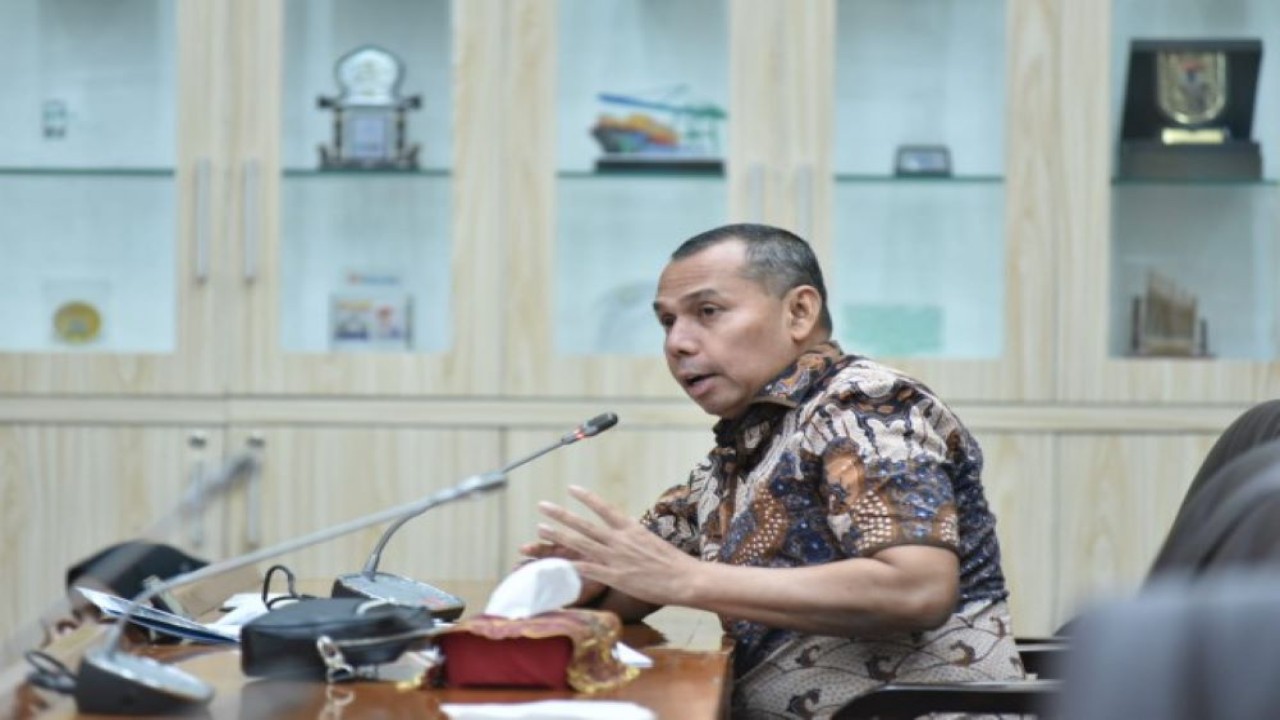 Anggota Komisi VI DPR RI Muslim saat mengikuti Rapat Dengar Pendapat dengan Dirut PT Garuda Indonesia, Dirut PT Pelayaran Nasional Indonesia, Dirut PT KAI, Dirut PT Citilink Indonesia, Dirut PT ASDP Indonesia Ferry  dan Dirut Perum Damri. (Oji/nr)