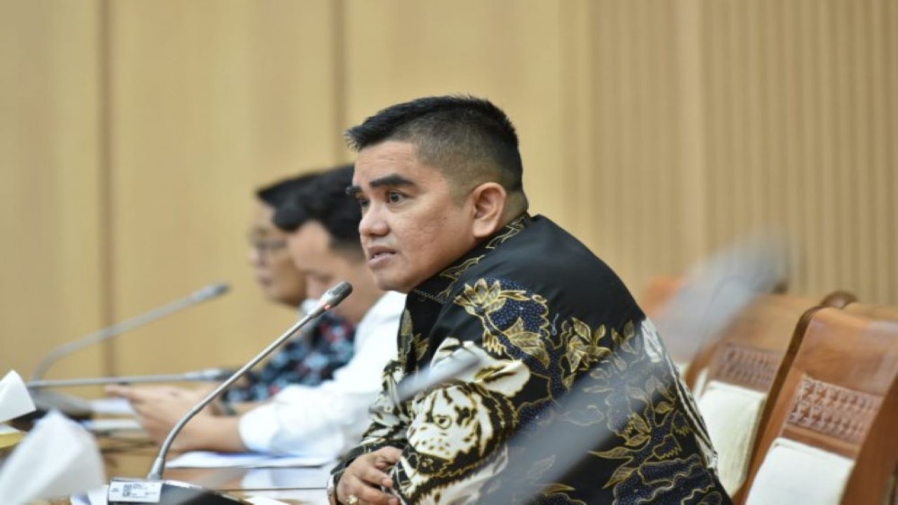 Anggota Komisi VII DPR RI Nasyirul Falah Amru saat mengikuti Rapat Dengar Pendapat (RDP) dengan Dirut Pertamina Nicke Widyawati dan jajaran di Gedung Nusantara I, Senayan, Jakarta, Selasa (4/4/2023). (Oji/nr)