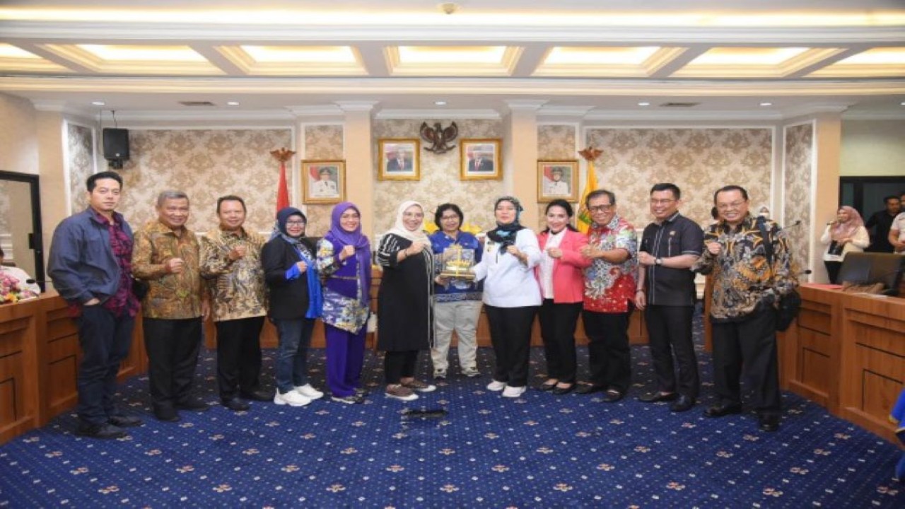 Tim Kunspek Komisi IX DPR RI saat sesi foto bersama usai pertemuan dengan Wakil Gubernur Provinsi Lampung, Kepala BPOM Lampung, Kepala Dinas Lampung, dan Kepala BPJS cabang Lampung, Rabu (29/3/2023). (Arief/nr)