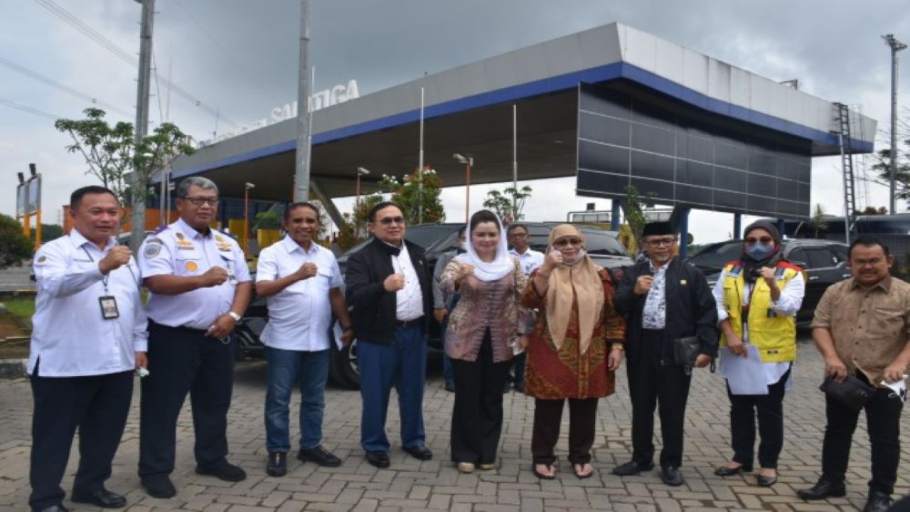 Anggota Komisi V DPR RI Novita Wijayanti saat foto bersama usai memimpin Tim Kunjungan Kerja Spesifik (Kunspik) Komisi V DPR RI di exit tol Salatiga, Jawa Tengah, Jumat (31/3/2023). (Puntho/nr)