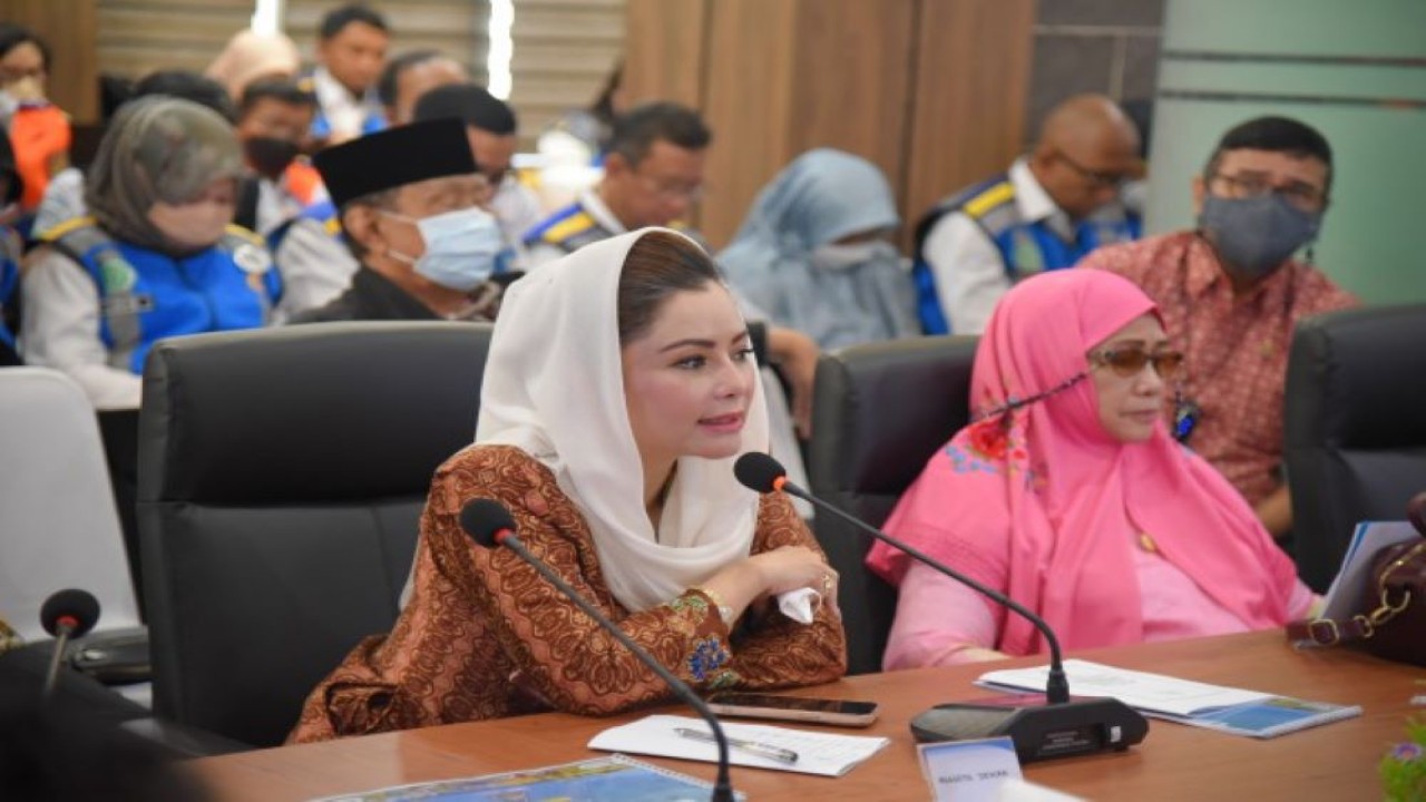 Anggota Komisi V DPR RI Novita Wijayanti saat mengikuti Kunjungan Kerja Reses Komisi V DPR dalam rangka meninjau kesiapan mudik lebaran 2023 via tol, di Karawang, Jawa Barat, Jumat (14/4/2023). (Eki/nr)