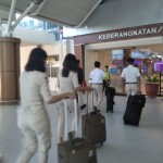 Penumpang masuk pintu keberangkatan di area terminal Bandara Lombok, NTB. (ANTARA/Akhyar)-1681454878
