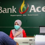 Petugas Bank Aceh Syariah sedang melayani nasabah (ANTARA/HO)-1681804470