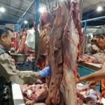 Petugas Dinas Pertanian dan Pangan Kabupaten Banyuwangi cek kualitas daging sapi di pasar. ANTARA/HO-Humas Pemkab Banyuwangi-1681801302
