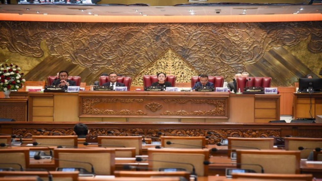 Ketua DPR RI Dr. (H.C) Puan Maharani dalam Rapat Paripurna Masa Persidangan IV Tahun Sidang 2022-2023, di Gedung Nusantara II, Senayan, Jakarta, Selasa (4/4/2023). (Opie/Man)