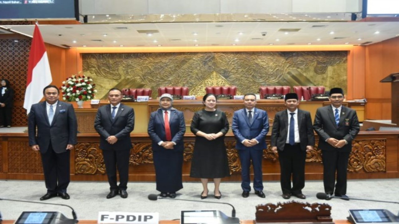 Ketua DPR RI Dr. (H.C) Puan Maharani foto bersama dengan tiga Hakim Agung Mahkamah Agung RI setelah di tetapkan dalam Rapat Paripurna DPR RI ke-20 Masa Persidangan IV Tahun Sidang 2022-2023 di Gedung Nusantara II, Senayan, Jakarta, Selasa (4/4/2023). (Jaka/Man)