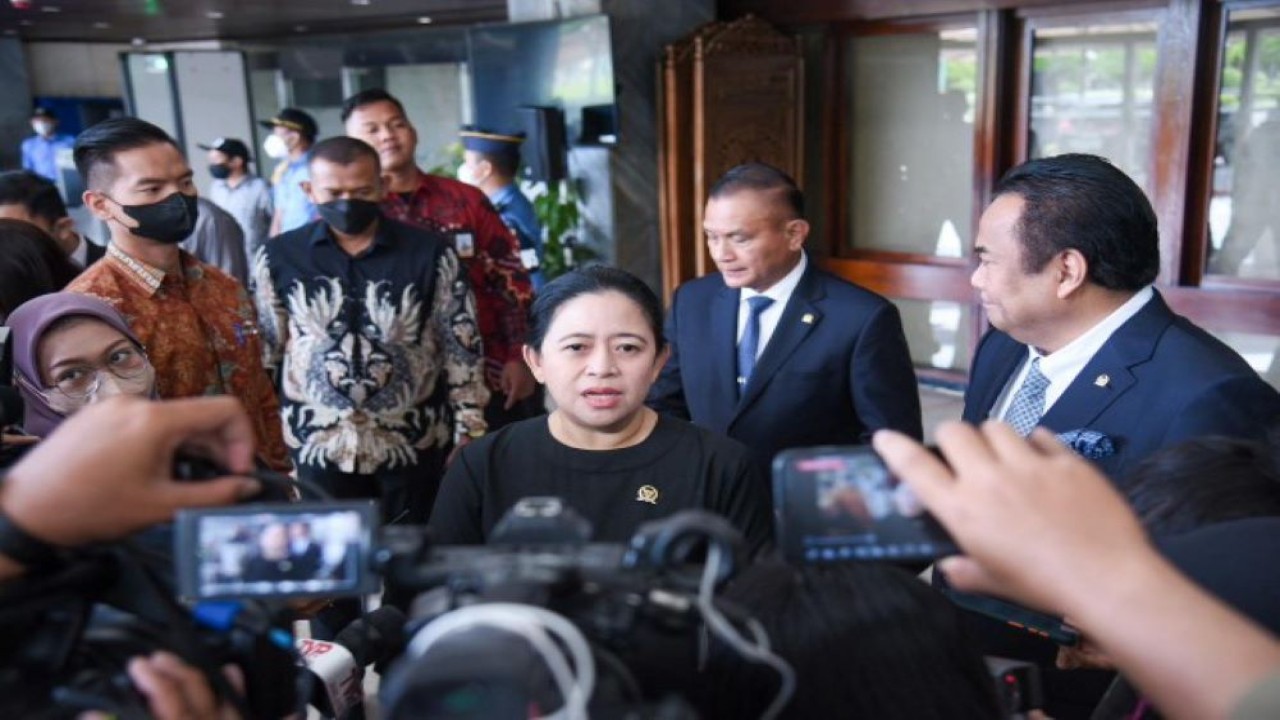 Ketua DPR RI Dr.(H.C) Puan Maharani dalam konferensi pers usai Rapat Paripurna DPR RI ke-20 Masa Sidang IV Tahun Sidang 2022-2023 di selasar Gedung Nusantara II DPR RI Senayan, Jakarta, Selasa (4/4/2023). (Opie/Man)