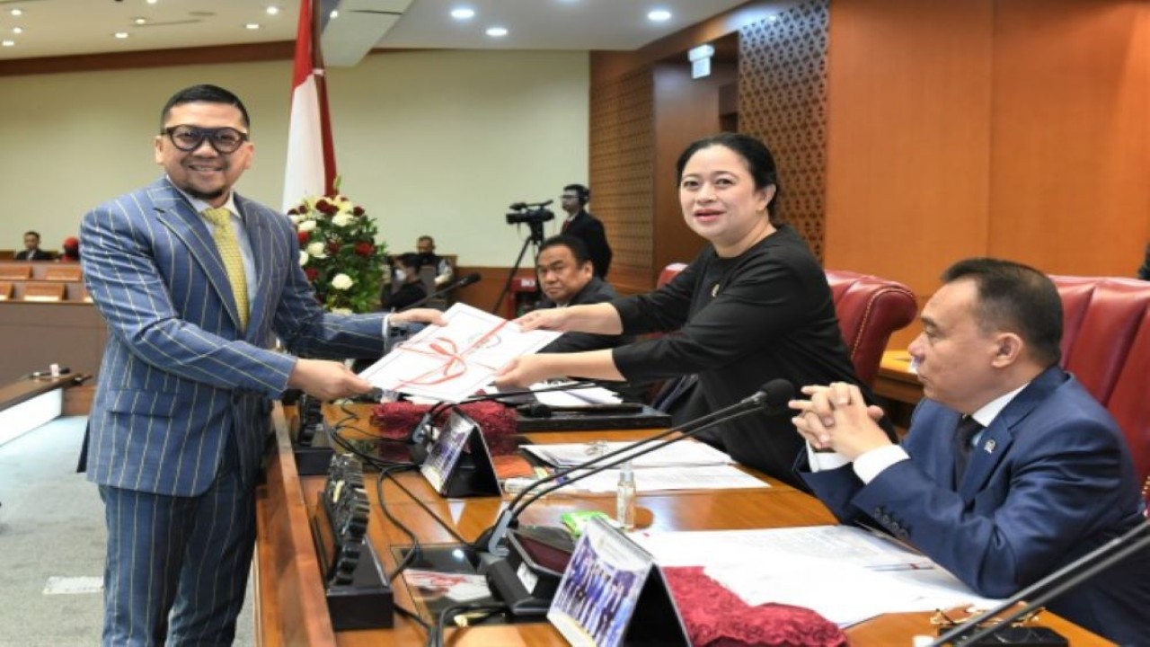 Ketua Komisi II DPR RI, Ahmad Doli Kurnia Tandjung menyerahkan laporan Komisi II DPR kepada Ketua DPR RI Dr.(H.C) Puan Maharani terkait pembicaraan tingkat II/Pengambilan Keputusan pada 8 RUU mengenai 8 Provinsi di Indonesia, Selasa (4/4/2023) di Gedung Nusantara II, Senayan, Jakarta. (Jaka/man)