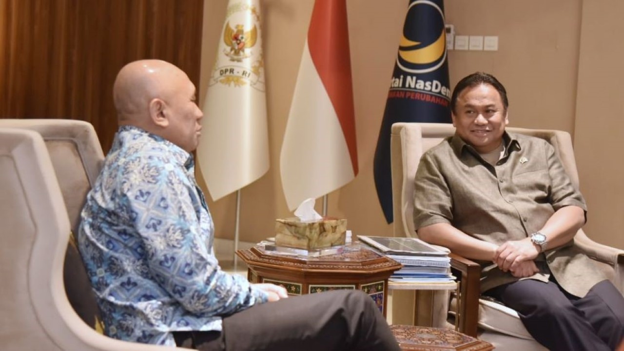 Wakil Ketua DPR RI Bidang Korinbang, Rachmat Gobel, dan Menteri Koperasi dan UMKM Teten Masduki menyatakan prihatin terhadap kondisi UMKM Indonesia akibat serbuan produk impor.  (Istimewa)