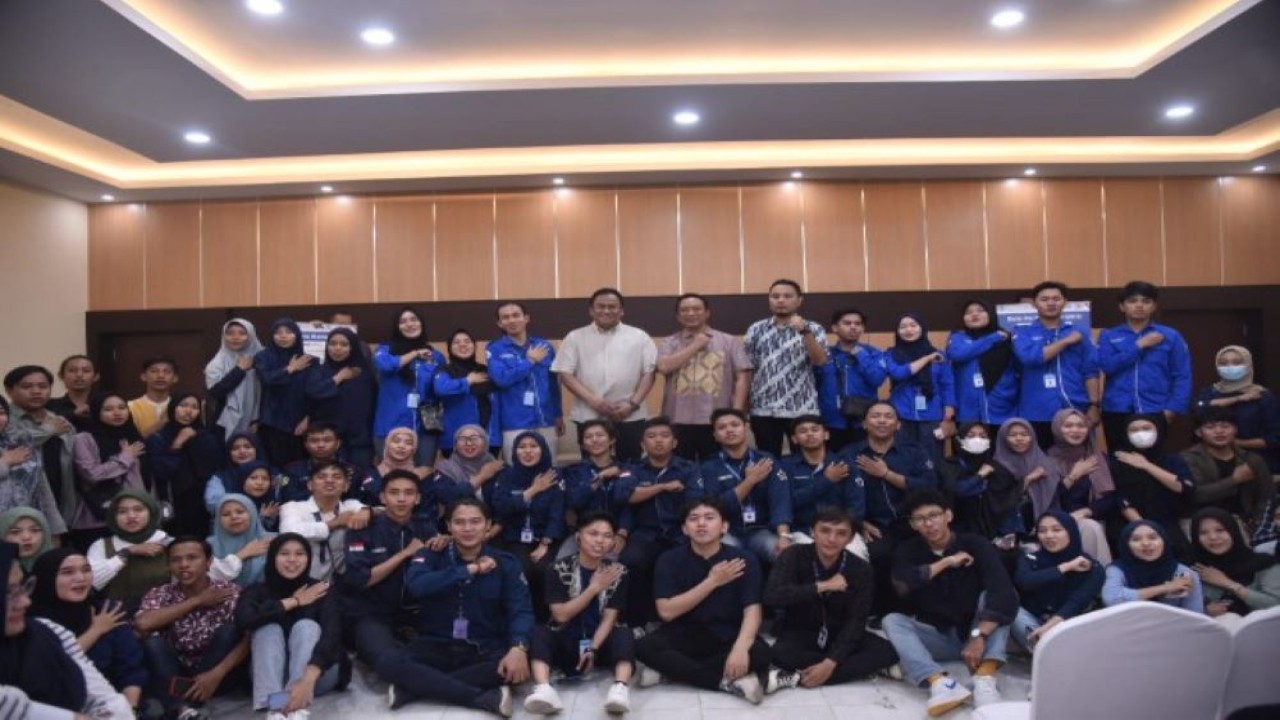 Wakil Ketua DPR RI Rachmad Gobel saat foto bersama usai menghadiri dialog dengan pelaku usaha skala UMKM dan pelaku usaha start up milenial di Gedung Bank Indonesia Perwakilan Gorontalo. (Azka/nr)