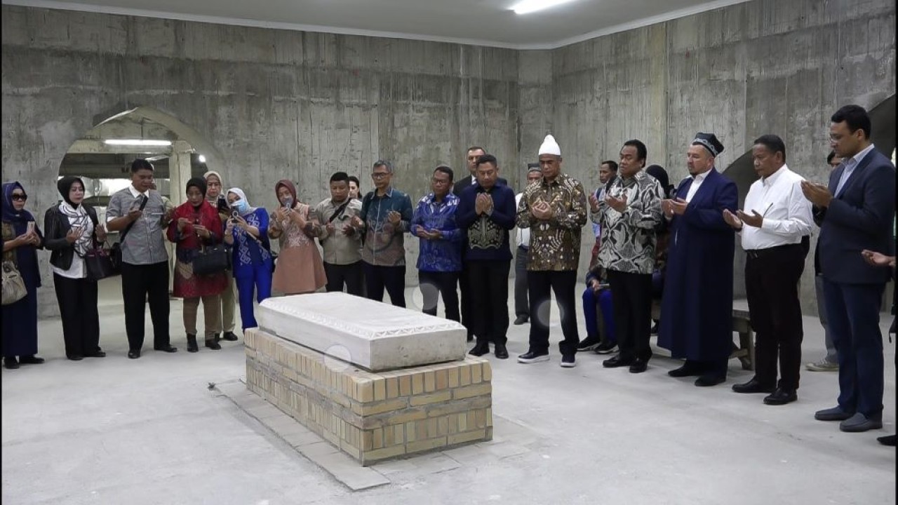 Wakil Ketua DPR RI Bidang Korinbang, Rachmat Gobel melakukan ziarah ke makam Imam Bukhori di Samarkand, Uzbekistan. (Istimewa)