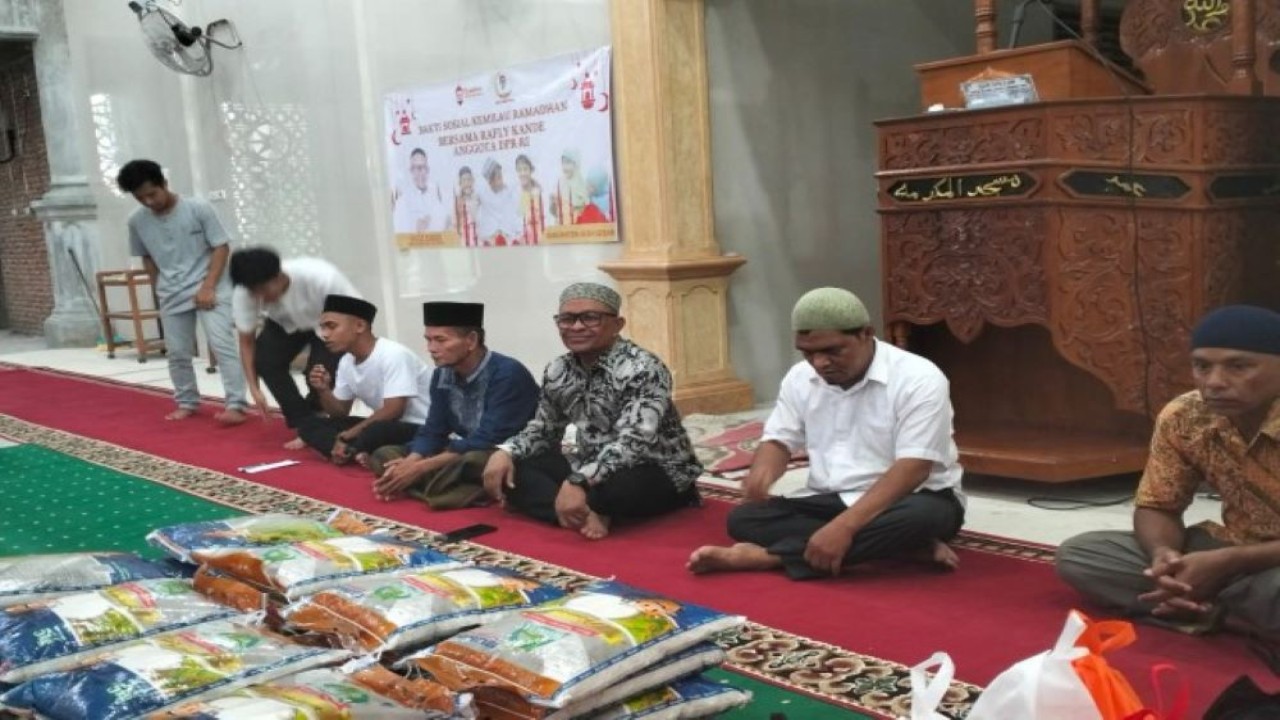 Anggota Komisi VI DPR RI Rafly Kande saat acara pembagian paket sembako kepada yatim di 15 kabupaten/kota di Dapil 1 Aceh. (Ist/nr)