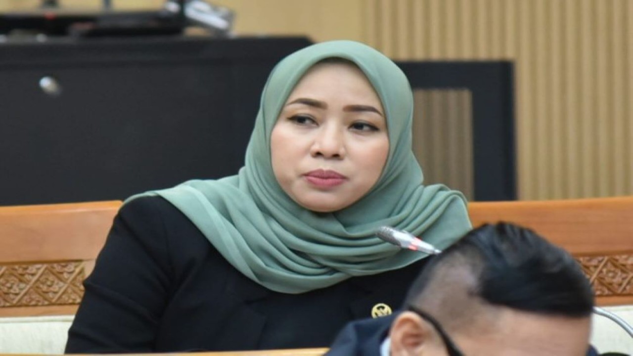 Anggota Komisi VII DPR RI Ratna Juwita dalam Rapat Dengar Pendapat (RDP) dengan Dirut Pertamina Nicke Widyawati dan jajaran di Gedung Nusantara I, Senayan, Jakarta, Selasa (4/4/2023). (Oji/Man)