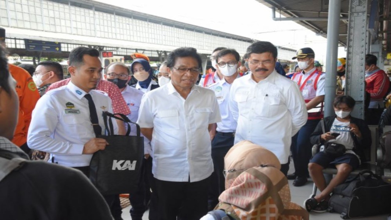 Wakil Ketua Komisi V DPR Ridwan Bae bersama rombongan tim saat kunjungan kerja Komisi V DPR RI ke Stasiun Pasar Senen, Jumat (14/4/2023). (Eki/nr)