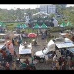 Sejumlah masyarakat membeli kebutuhan dalam Sumarak Ramadhan di Masjid Raya Sumbar. ANTARA/Dok Dinas Pariwisata Sumbar-1681887627