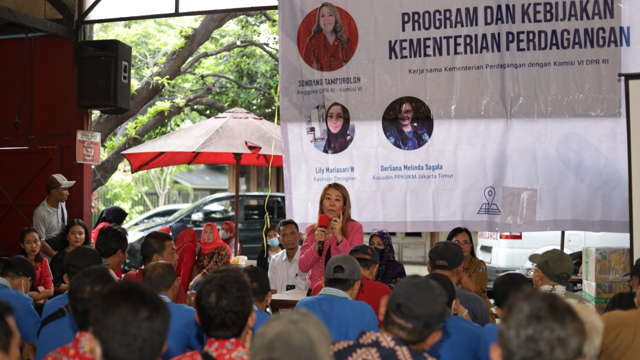 Sondang Tampubolon menghadiri sosialisasi program dan kebijakan Kemendag RI ke masyarakat. (Mario Sijabat)