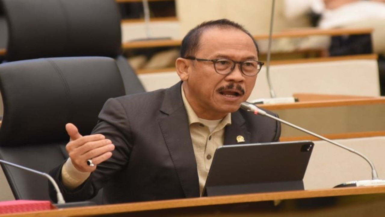 Anggota Komisi IV DPR RI Suhardi Duka saat mengikuti Rapat Dengar Pendapat (RDP) Komisi IV dengan Badan Pangan Nasional, Perum Bulog, PT Pupuk Indonesia dan ID Food di Gedung Nusantara, Senayan, Jakarta, Senin (3/4/2023). (Arief/nr)