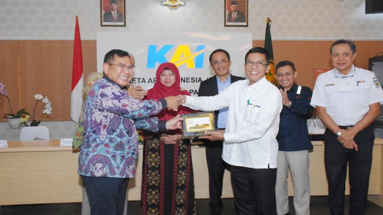 Wakil Ketua BAKN DPR RI Mukhamad Misbakhun saat bertukar cenderamata usai Kunjungan Kerja BAKN ke Palembang, Sumatera Selatan, Rabu (12/4/2023). Foto: Agung/nr