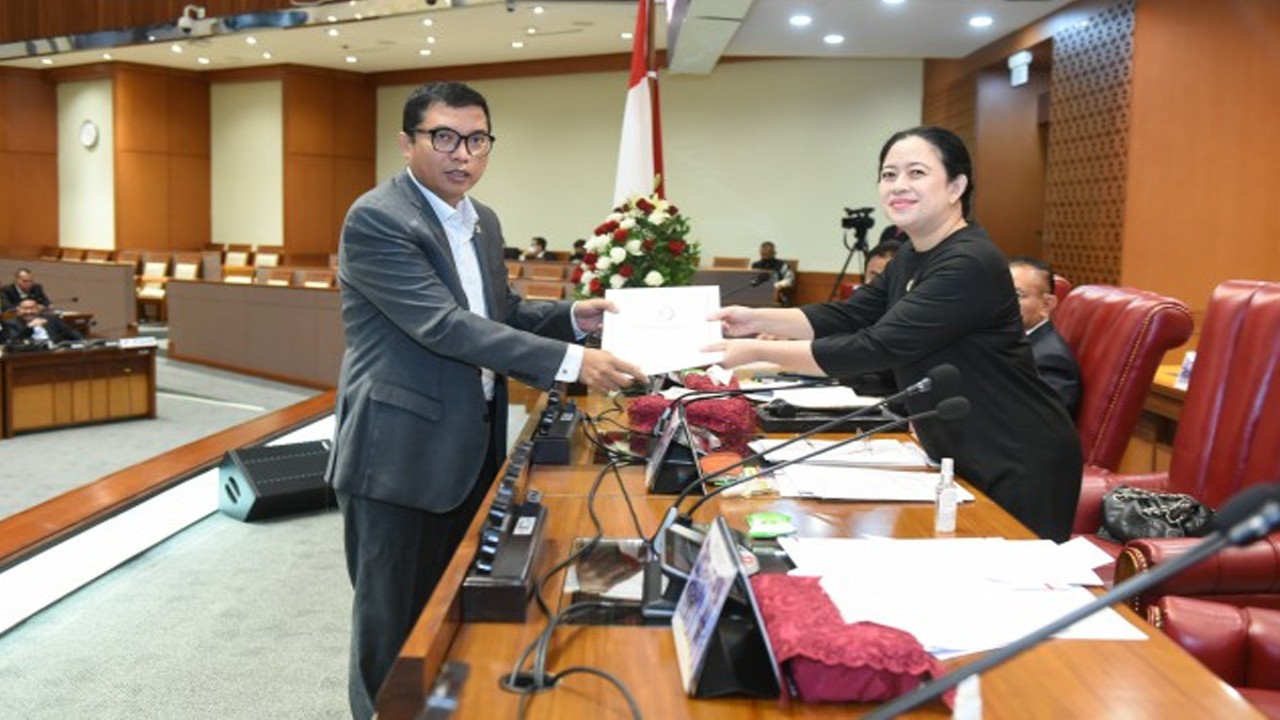 Wakil Ketua Baleg DPR RI Achmad Baidowi saat menyerahkan laporan Baleg kepada Ketua DPR RI Dr.(H.C) Puan Maharani terkait laporan hasil pemantauan dan peninjauan atas Undang-Undang Nomor 18 Tahun 2008 tentang Pengelolaan Sampah. Foto: Jaka/nr