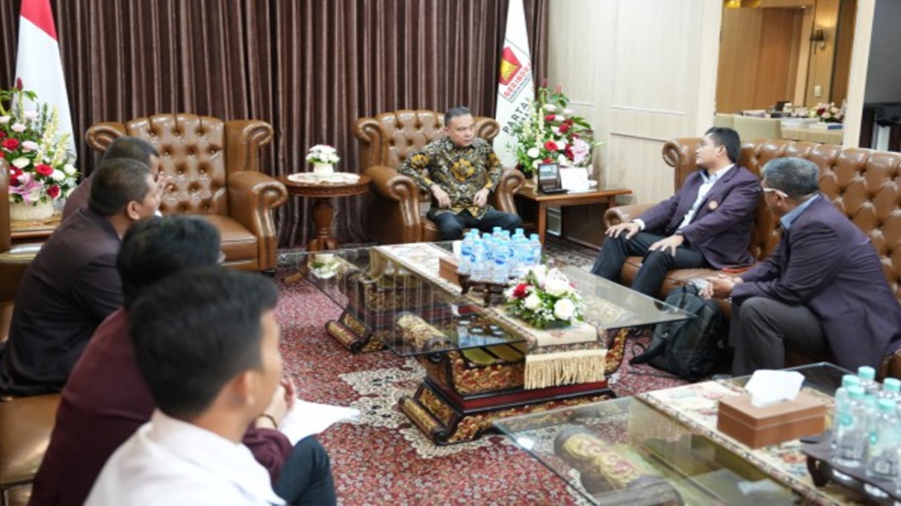 Wakil Ketua DPR RI Sufmi Dasco Ahmad saat menerima audiensi DPP Persatuan Perawat Nasional Indonesia (PPNI), di Gedung Nusantara III, DPR RI, Senayan, Jakarta, Selasa (11/4/2023). Foto: Yoga/nr