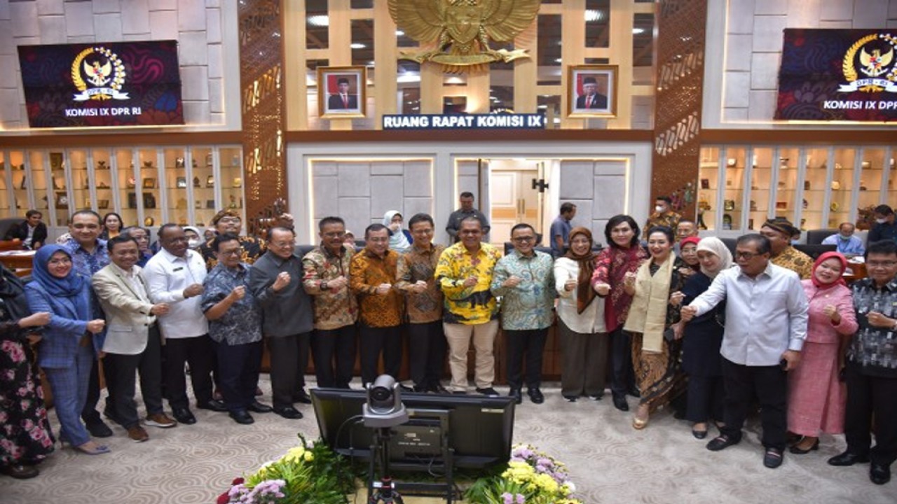 Wakil Ketua Komisi IX DPR RI Emanuel Melkiades Laka Lena foto bersama usai rapat kerja dengan Menteri Kesehatan, Menpan-RB, Wakil Menteri Dalam Negeri, Kemendikbud Ristek di Nusantara I DPR, Senayan, Jakarta, Selasa (5/4/2023). Foto : Mu/Man