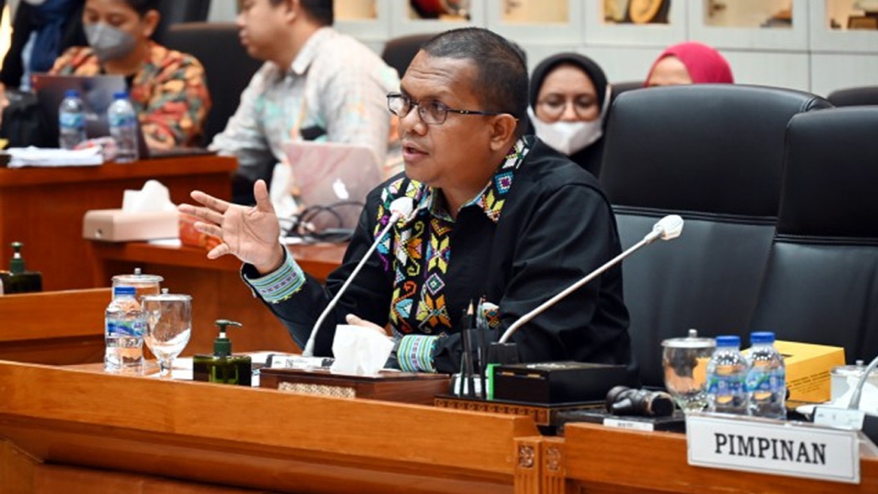 Wakil Ketua Komisi IX DPR RI Emanuel Melkiades Laka Lena saat memimpin rapat Panja RUU tentang Kesehatan di ruang rapat komisi IX DPR. Foto: Prima/nr